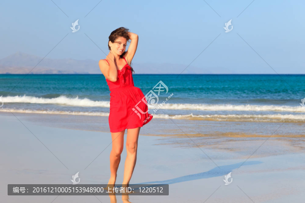 海灘上的年輕女子