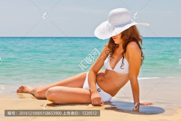 年輕女子在海灘上享受陽光