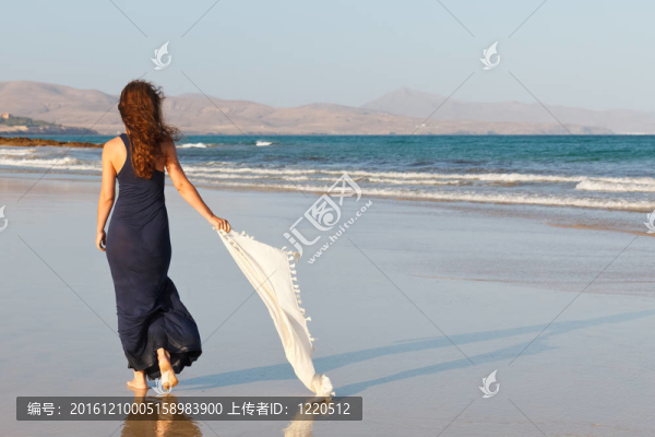海灘上的年輕女子