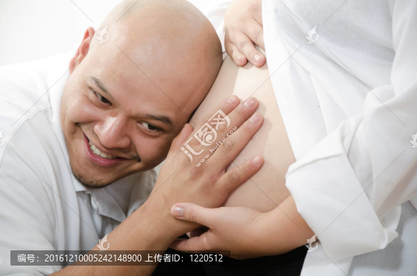 可愛(ài)的西班牙裔懷孕夫婦