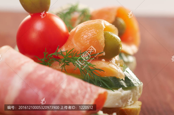 與腌熏三文魚點心；培根