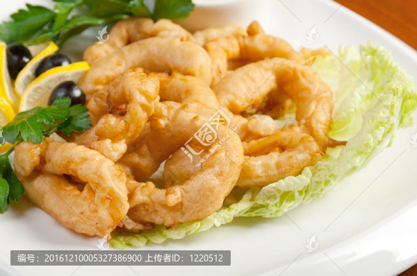 炸洋蔥圈在啤酒面團(tuán)