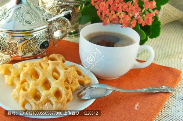 桌上有自然花的餅干和咖啡