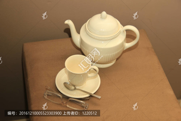 茶壺和杯子靜物
