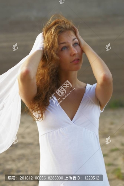 白圍巾的年輕女子