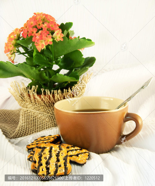 美味的水果蛋糕和一杯咖啡；自然花
