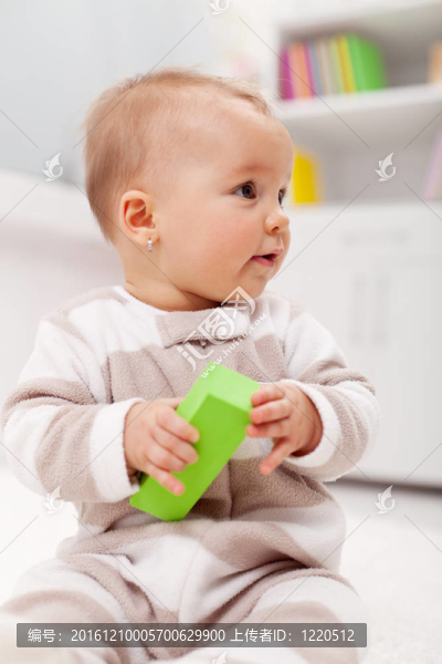 帶積木玩具的幼兒