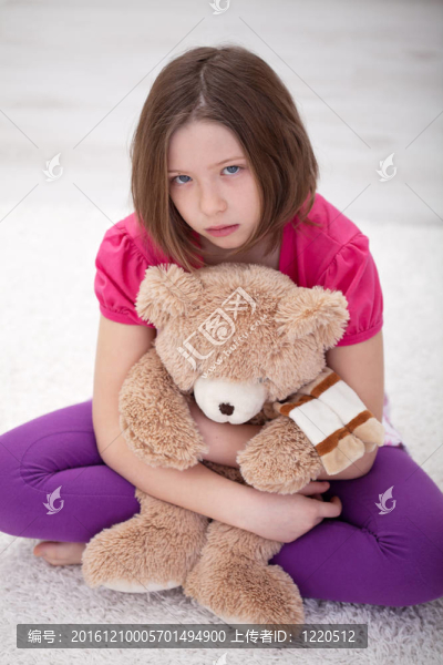 傷心的小女孩坐著泰迪熊