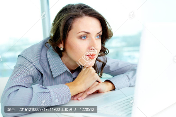 沉思的女商人