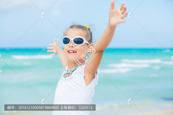 可愛快樂微笑女孩在海灘度假