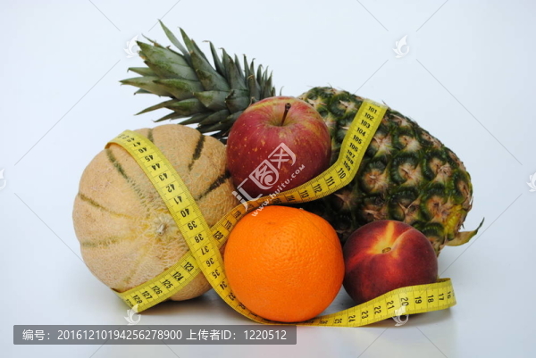帶卷尺的什錦水果