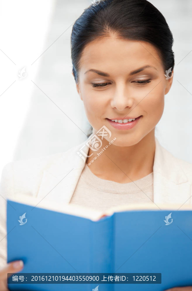 快樂微笑的女人與書