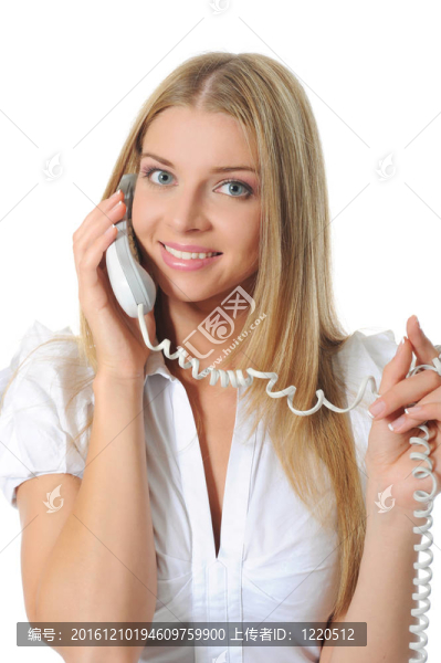 漂亮的女人手里拿著電話。