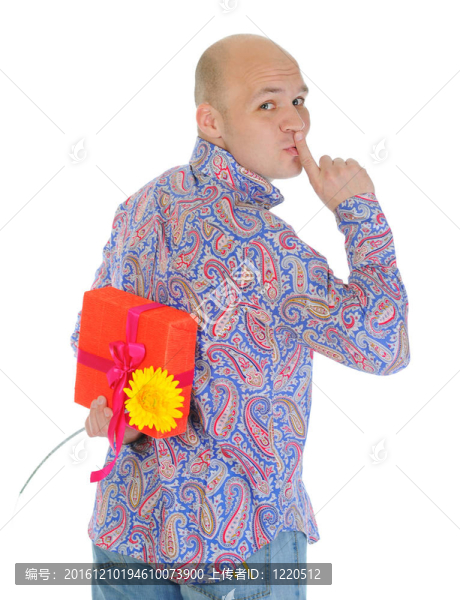 帶禮物盒和花的男人