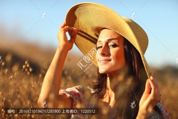 夏日里一個美麗的女人