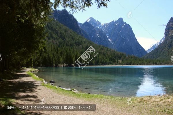 山上的湖