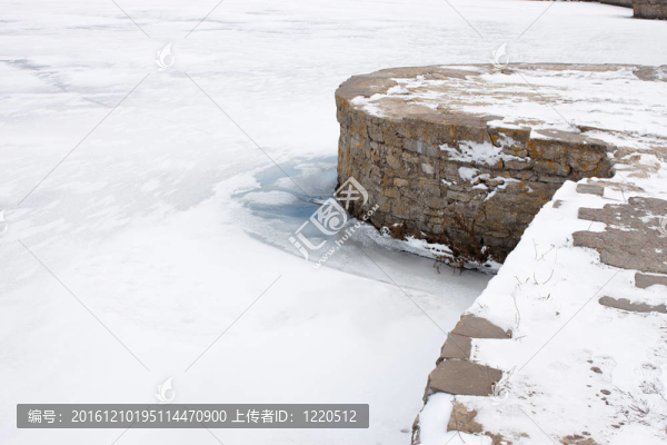 凍結(jié)水庫石墩