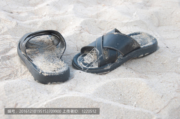 海灘上的鞋子