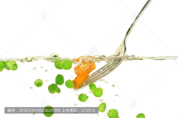 水里的豌豆和胡蘿卜