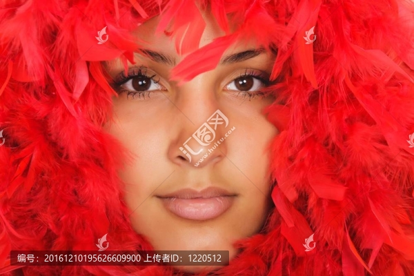 紅羽毛女人肖像