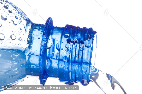 塑料瓶倒水