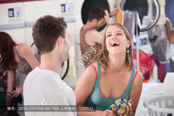 笑的女人