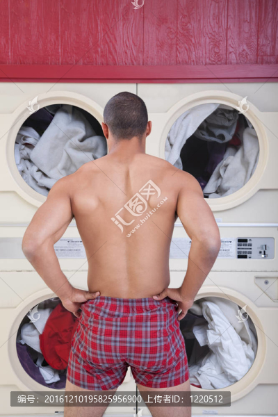 在洗衣店的肌肉男
