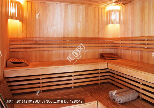 木墻和長凳桑拿室內(nèi)