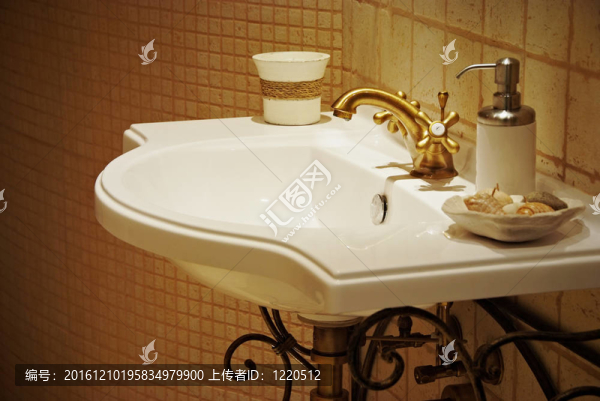 水槽在老式浴室的室內(nèi)