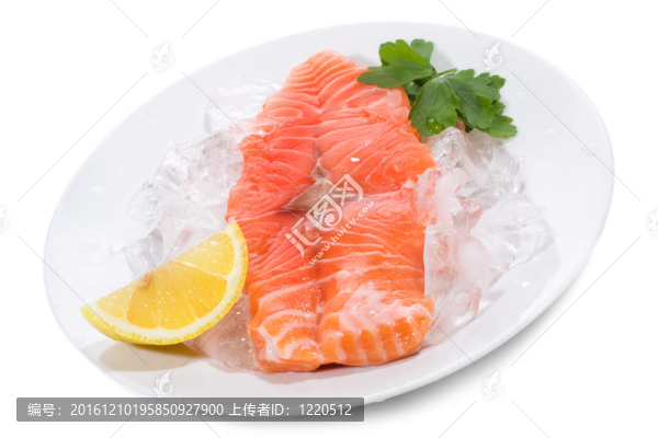 新鮮鮭魚牛排配冰和檸檬