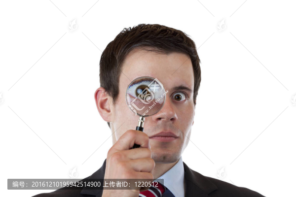 商人看通過放大鏡