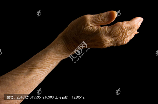 黑背景的老婦人的手