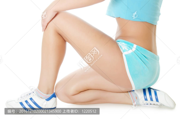 穿藍(lán)色短褲的女孩身體