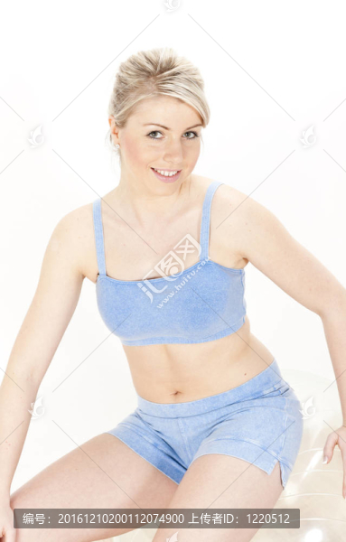 年輕女子在健身房帶球