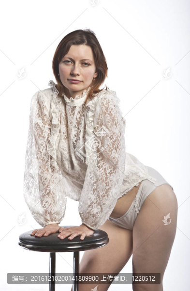 這位半裸的女孩和椅子