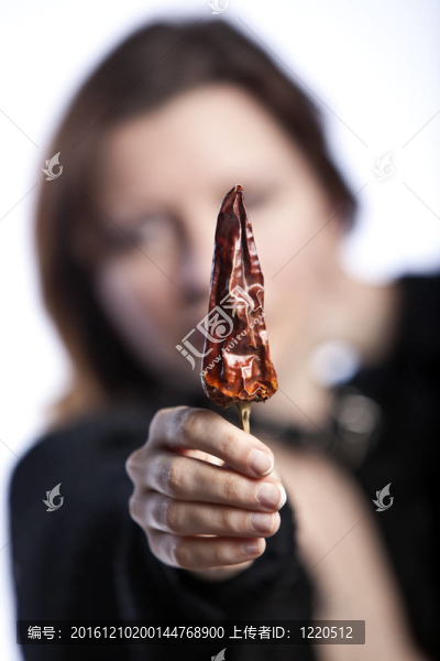 女孩手里拿著紅辣椒