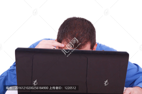一個(gè)禿頭男子藏在他的筆記本電腦屏幕后面。