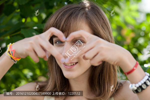 快樂少女用手形成心