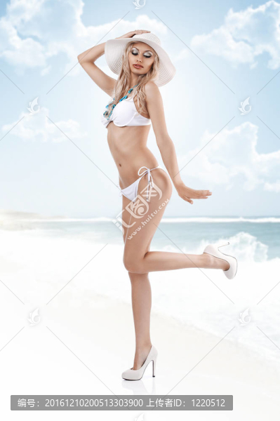 漂亮女孩冒充比基尼和夏季的帽子