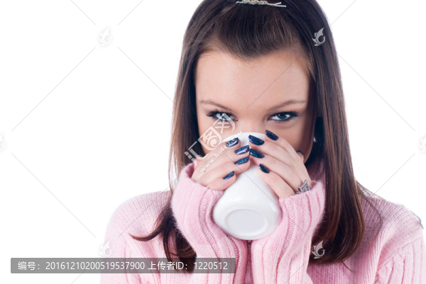 帶杯子的年輕女人