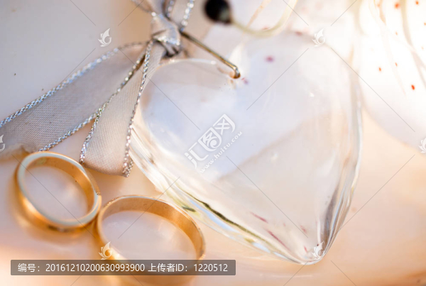 兩個(gè)結(jié)婚戒指一顆愛的心和一朵花