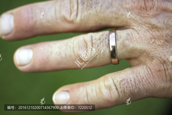 結(jié)婚戒指男手
