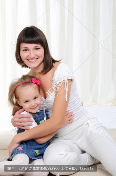 年輕的母親和年幼的女兒