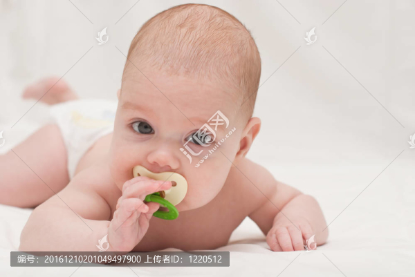孩子吸假人
