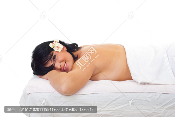 美女躺在SPA按摩臺(tái)上