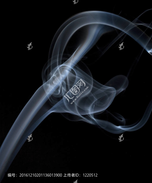 黑色的煙在升起的時(shí)候發(fā)出一個(gè)戒指