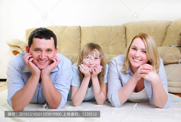 年輕夫婦和他們的女兒
