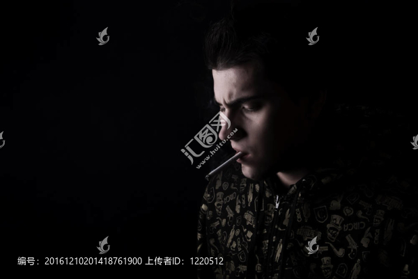 一個(gè)年輕人的香煙肖像