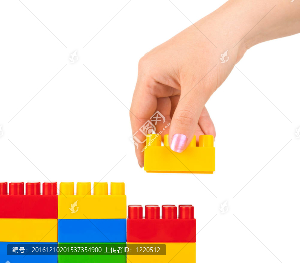 手和玩具墻