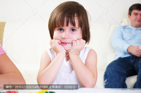 小女孩獨(dú)自畫